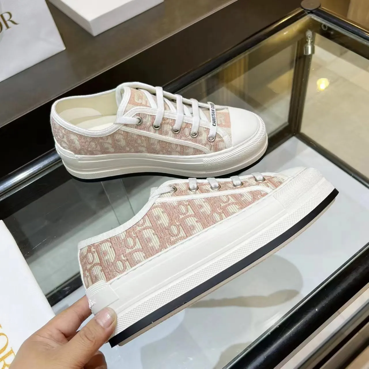 👟👟Ex-factory price 520👟👟 Dior’s 2025 Walk ‘n’ Dior embroidered mid-top casual shoes are new. On the fashion stage, Dior embroidered shoes are the well-deserved protagonist. Delicate stitching is used on the upper, every stitch is devoted to the craftsman's efforts, and every thread is woven with artistic poetry. From complex floral patterns to smart geometric textures, embroidery is like the magic that gives shoes life, allowing them to show dynamic beauty even in static conditions.   Wearing Dior embroidered shoes feels like stepping into a dream world full of art. It is not only a pair of shoes, but also a walking piece of art that perfectly integrates fashion and culture. Whether you are strolling on the bustling city streets or attending important social occasions, Dior embroidered shoes can add unique charm to your style and become the focus of everyone's attention.   Choosing Dior embroidered shoes means choosing a persistent pursuit of quality and a unique understanding of fashion. Let it accompany you through every wonderful moment and leave your own fashion mark.  Material: Sheepskin lining, feet, silk cowhide, size 35-41, heel height 5cm